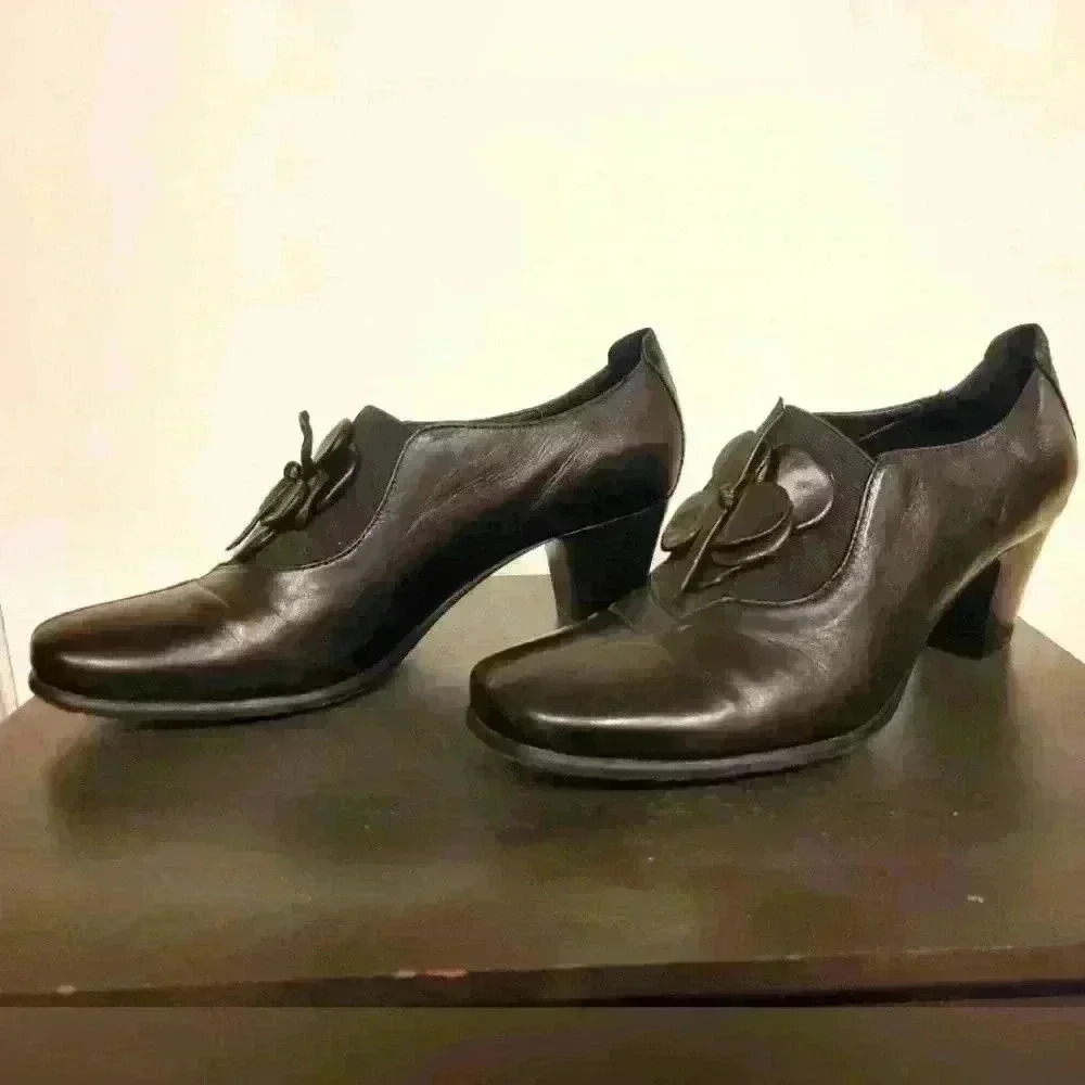 ARNOLD CHURGIN leather ankle  booties. Size 39 (8.5-9)